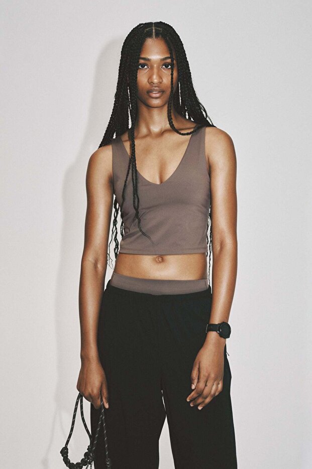 Integral-bra sports top with SculptMove™