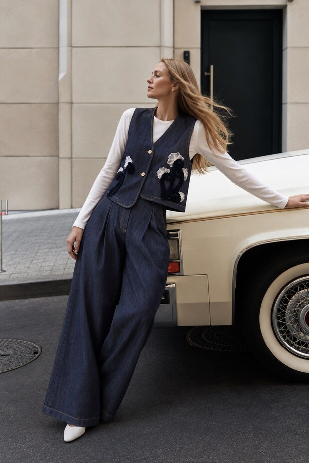 Floral embroidered denim vest - blue