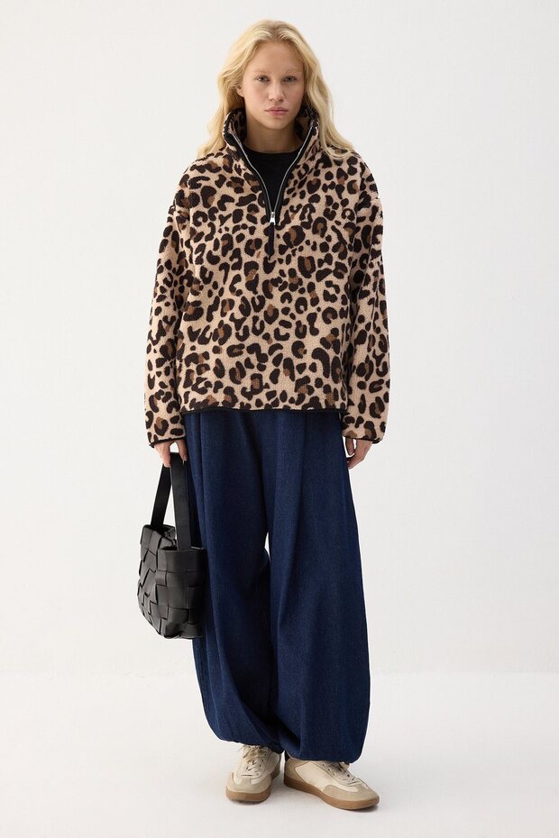 Leopard Printed Plush Sweatshirt
