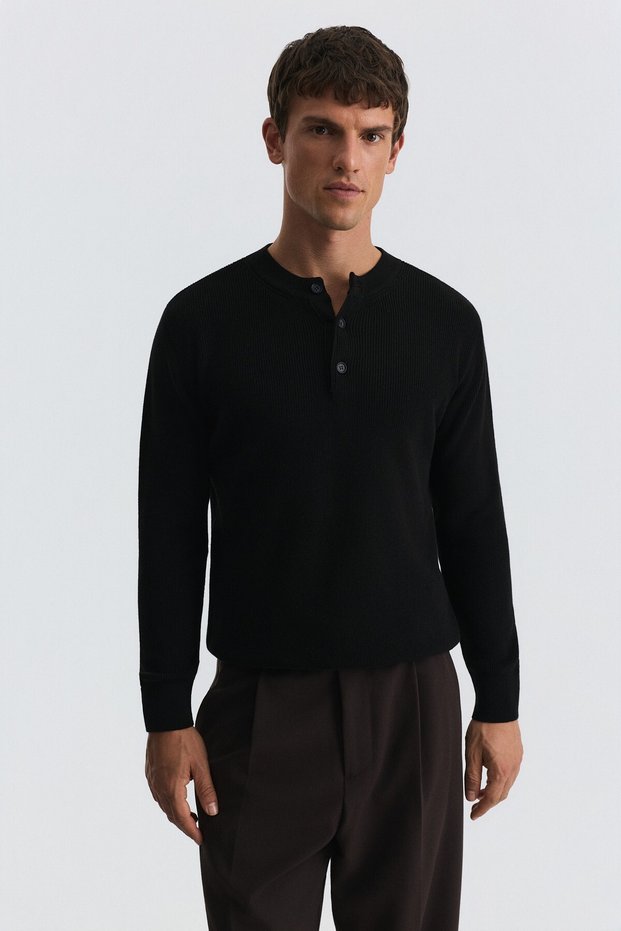 Button collar textured sweater