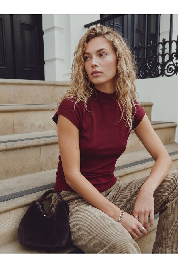 Burgundy Stretchy Textured Thick Strap Comfortable Fit Side Gathered Detailed Sleeveless Blouse