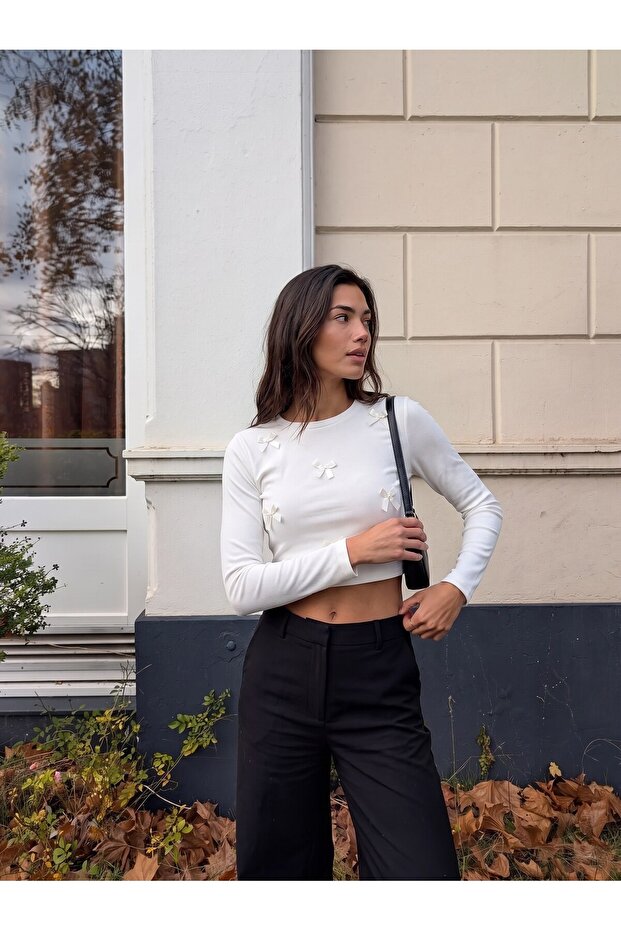 White Stretchy Textured Crew Neck Long Sleeve Cropped Form-Fitting Knitted Blouse with Ribbon Detail