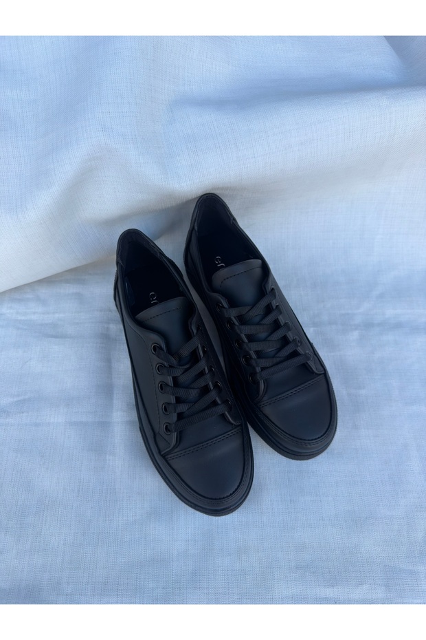 Women's sports shoes