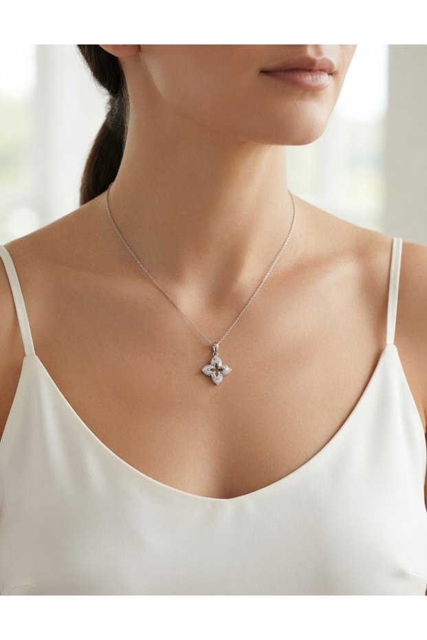 Stylish necklace with northern star figure