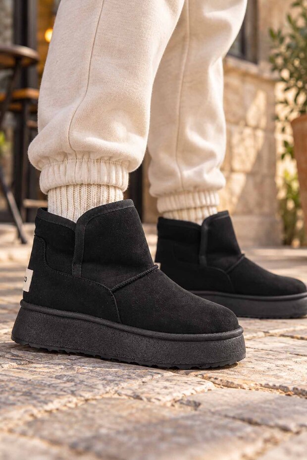 Children's Black Winter Boots with Plush Suede Look on the Inside and Thick Sole for Daily Use