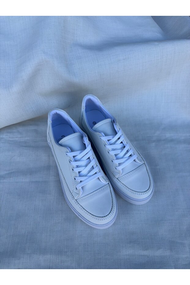Women's sports shoes