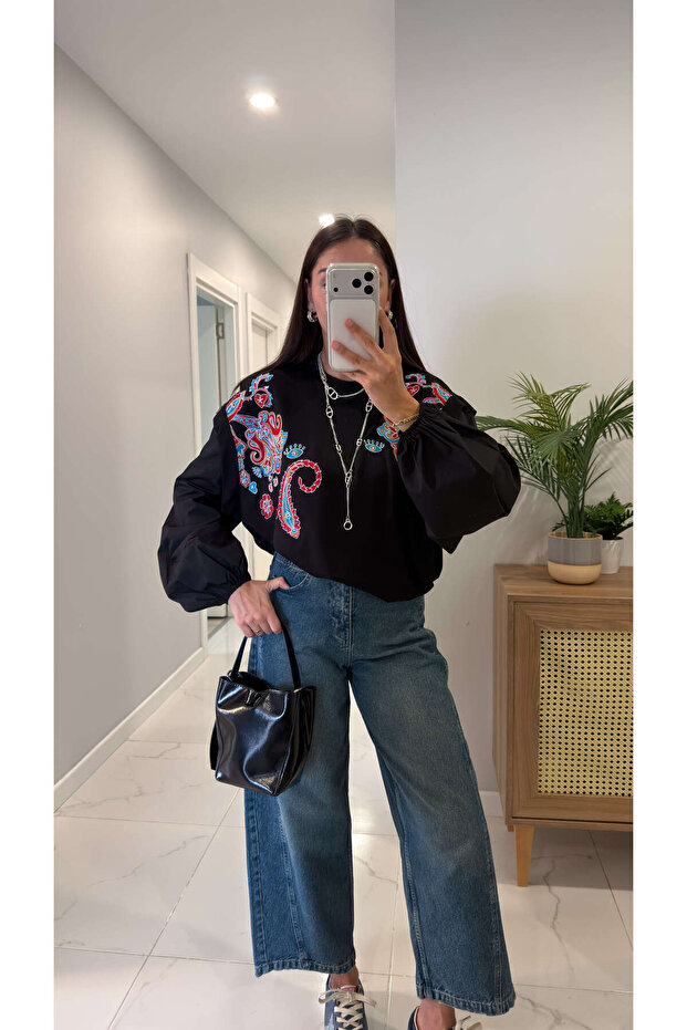 Fross Black Embroidered Sweatshirt