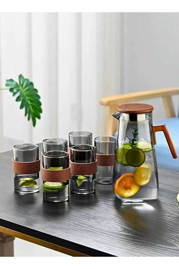 1400ml Borosilicate Glass Water Jug with Walnut Handle & Lid + 6pcs 220ml Glass Cups, Heat-Resistant Drinkware for Water, Juice & Beverages, Smoky Grey