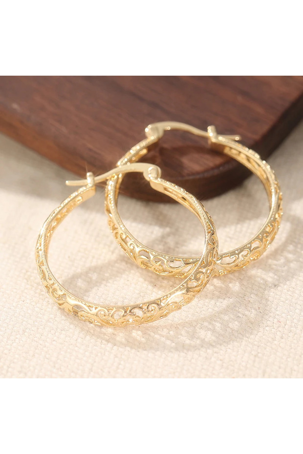 T901 Vintage Golden Plated Hand- Carved Hollow Hoop Earrings for Women Fashion Classic Daily Banquet