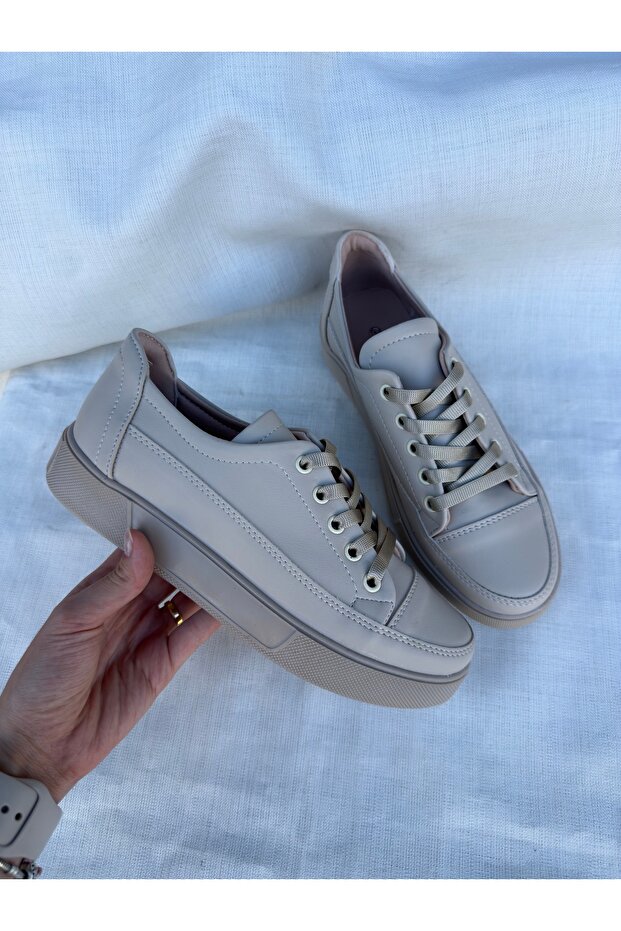 Women's sports shoes