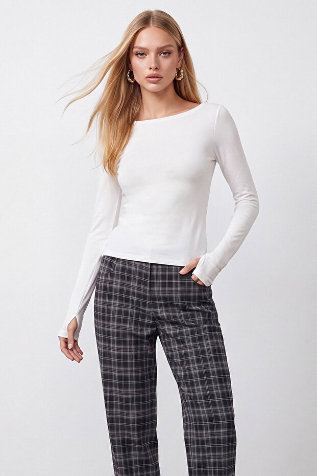 Boat neck finger pass basic blouse