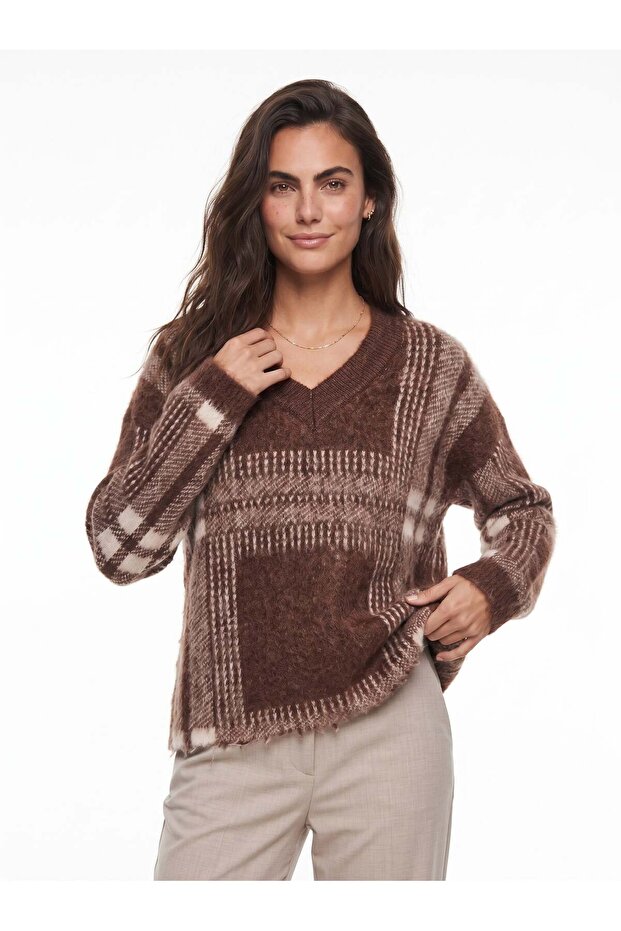 Dark Cinnamon Cream Shaded Knitwear Fabric V-Neck Plaid Patterned Soft Textured Knitwear Sweater