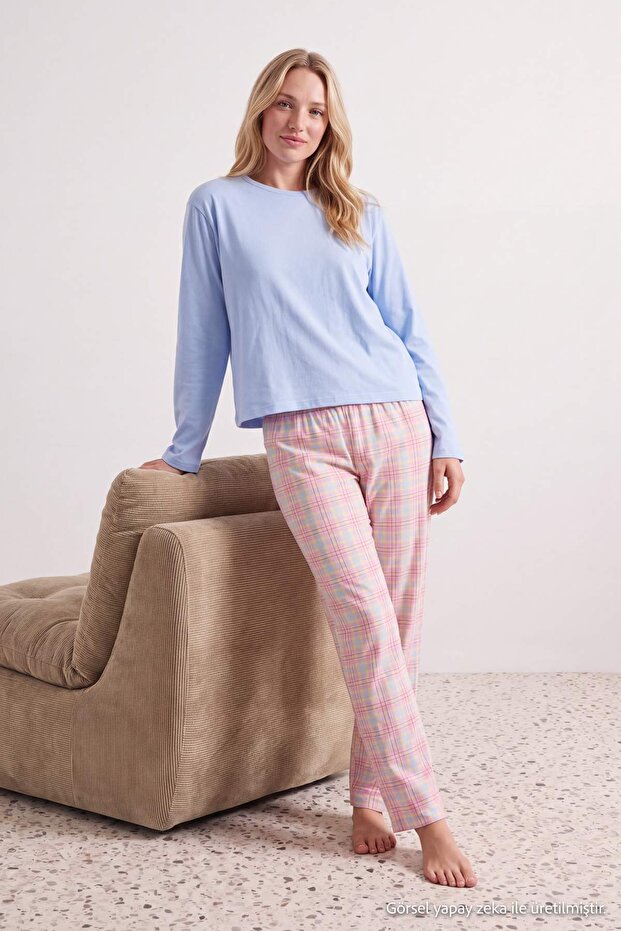 Açık Mavi Ekoseli Pamuk Karışımlı Yumuşak Tuşe Likralı Örme Pijama Takımı THMAW27PT00223