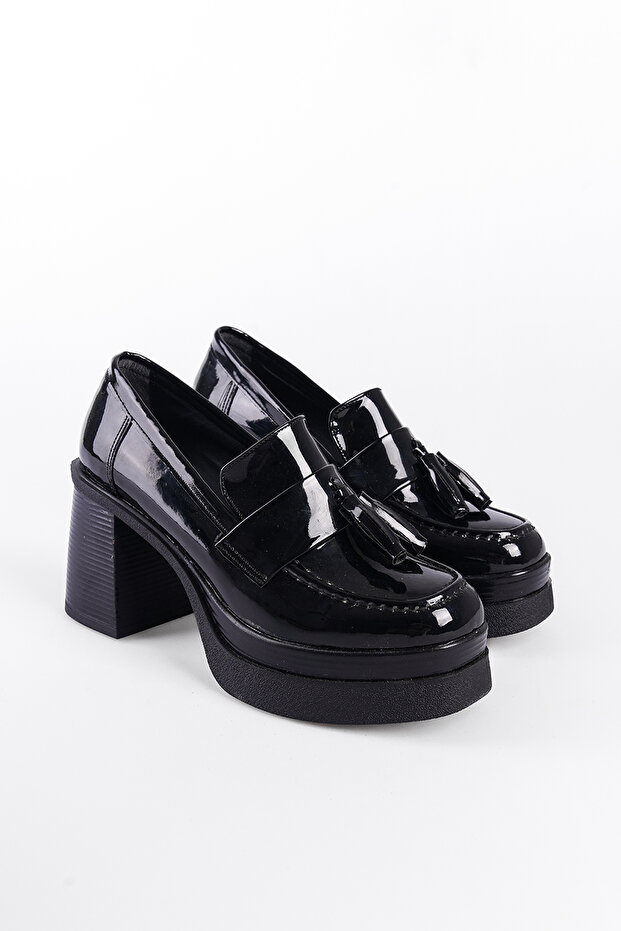 Round Toe Tassel Medium Heeled Women's Loafer