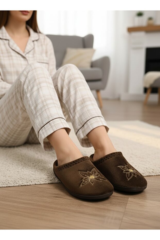 Plush Soft Insole Anti-Slip Outsole Lightweight Women's Home and Guest Slippers