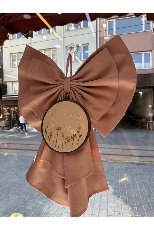 İşlemeli fiyonklu kapı süsü
