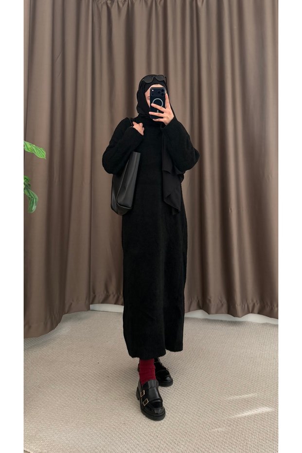 Half-Throated Long Knit Dress - Black