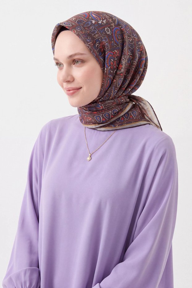 وشاح ناعم بلون بني غامق