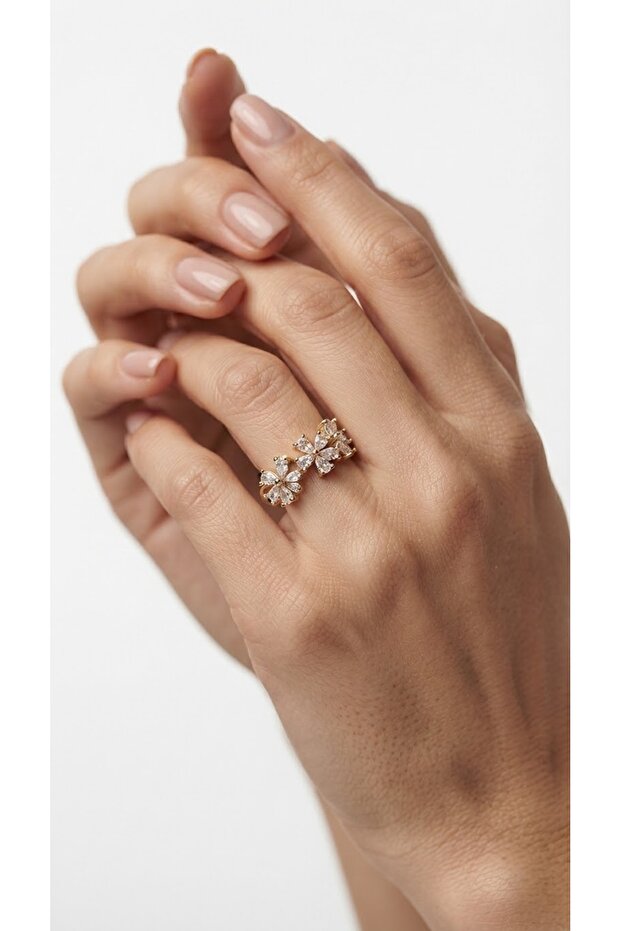 Zircon-studded daisy ring