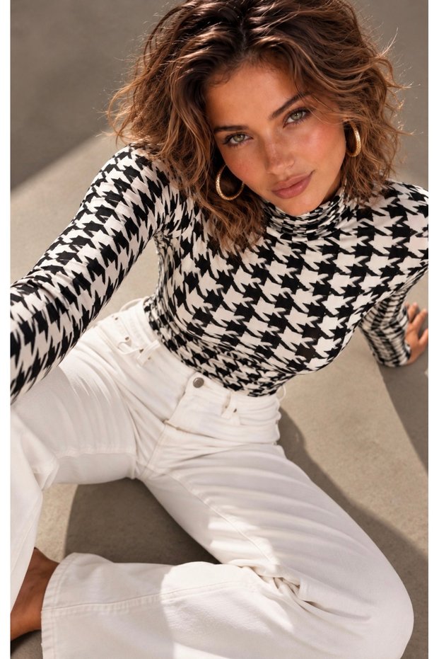 Women's Ecru-Black Houndstooth Patterned High-Neck Blouse Be545