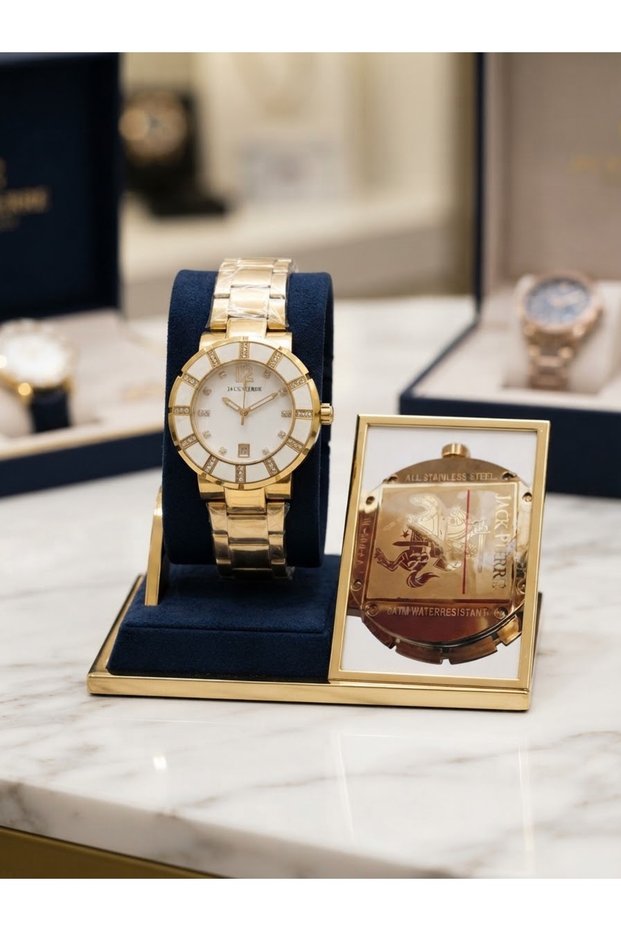 Royal Shine: It Symbolizes the Luxurious and Showy Manner of the Product.