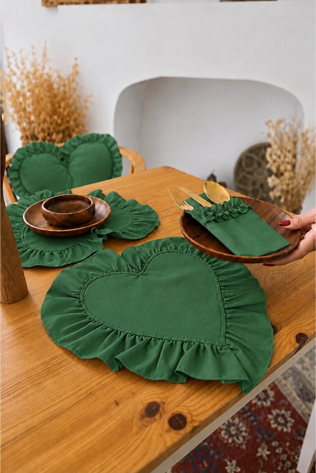 Mossy Series Green Heart Ruffled Linen Placemat / American Service Set of 6