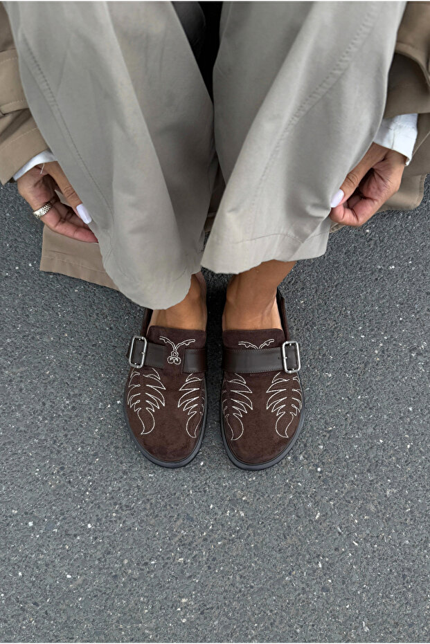Woman's slipper bitter coffee suede