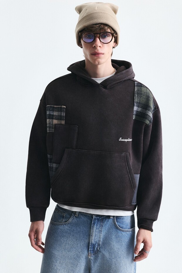 Boxy Fit Patch Detailed Sweatshirt