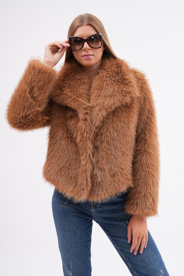 Wide Collar Feathered Jacket