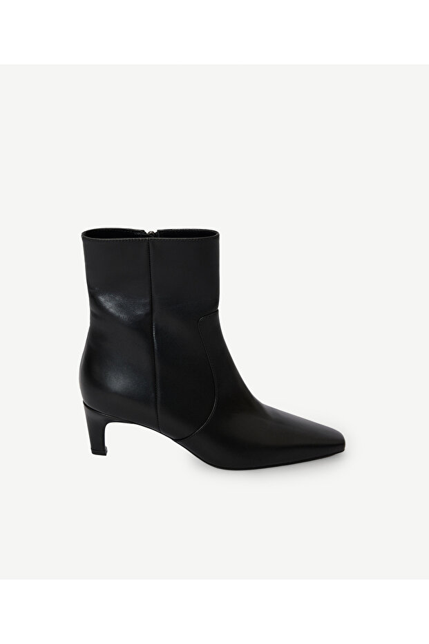 Blunt Toe Heeled Boots