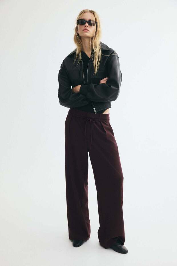Pleated tie-belt trousers