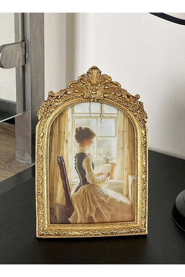 7 Inch Vintage Carved Photo Frame, Creative Tabletop Photo Display, Classic Resin Picture Fram, Per