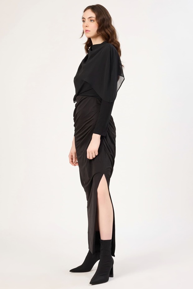Drape detaylı broş aksesuarlı elbise
