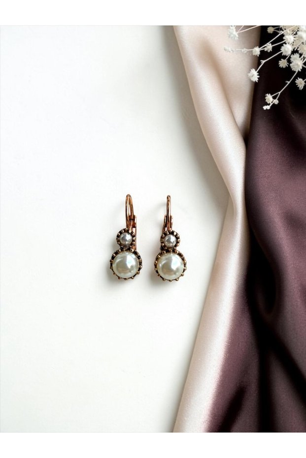 Minimal Dangle Earrings with Round Stone