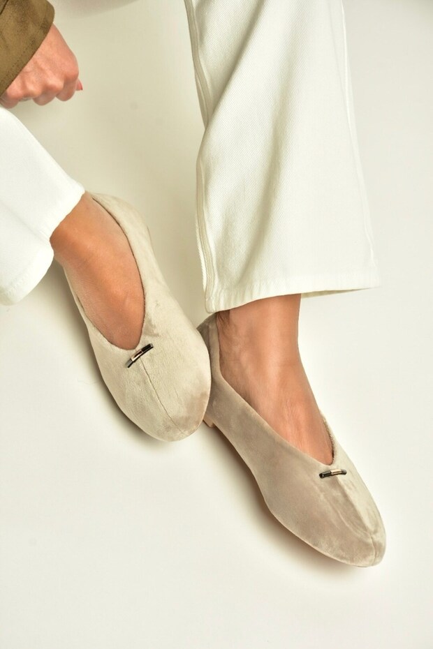 Z820704102 Mink Suede Buckle Detailed V-Cut Ballerinas