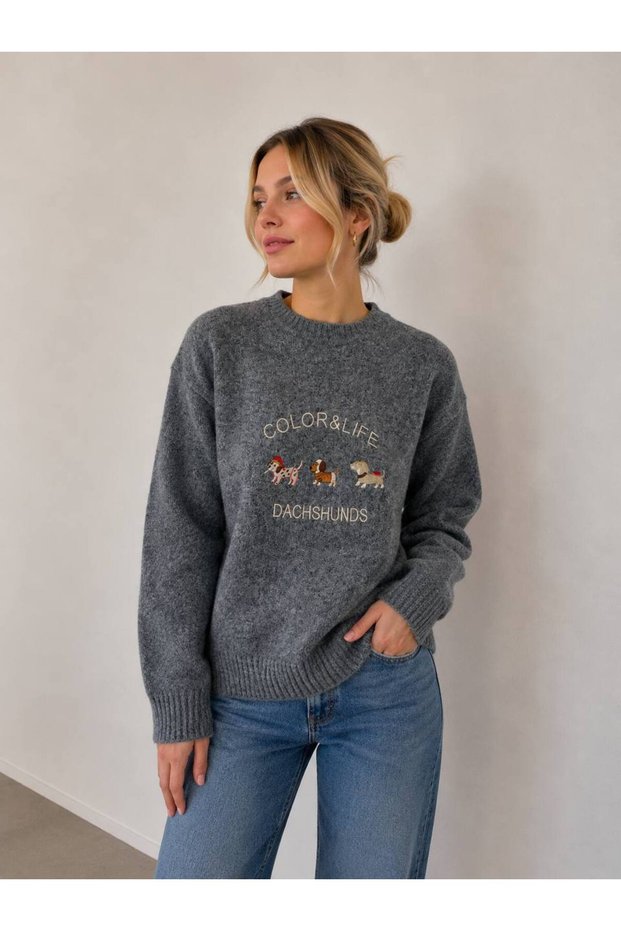 Oversized Soft Textured Women's Knitted Sweater with Written Embroidery Detail