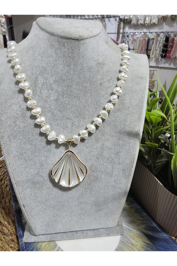 Cream Colored Leaf Oyster Necklace