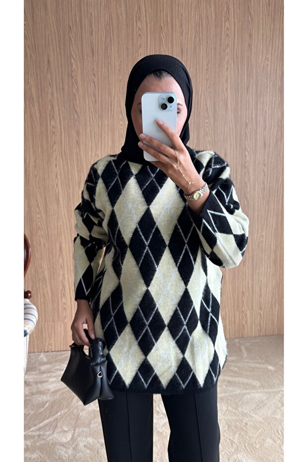 Women's Diamond Patterned Oversized Striped Sweater