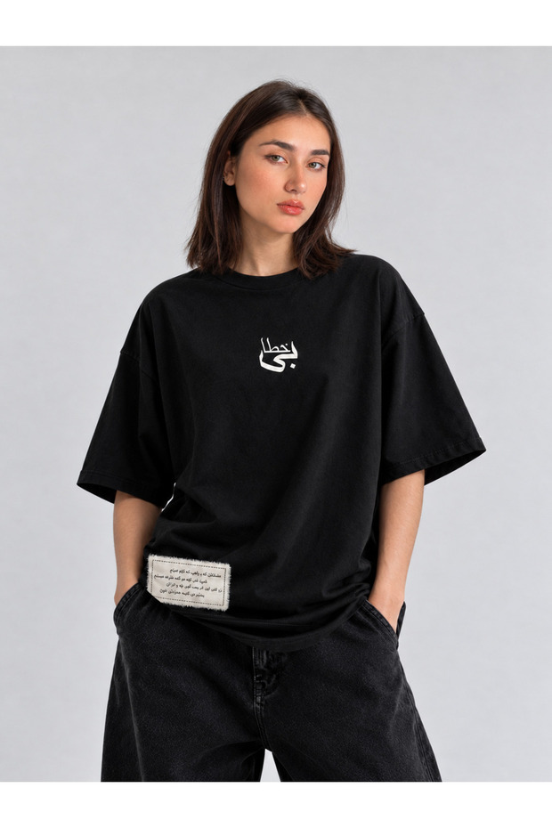 MEENA - Carpet Graphic Oversized Tee