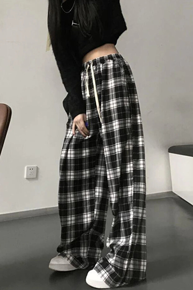 Comfortable Thin Cashmere Cotton Tracksuit with Black Plaid on White