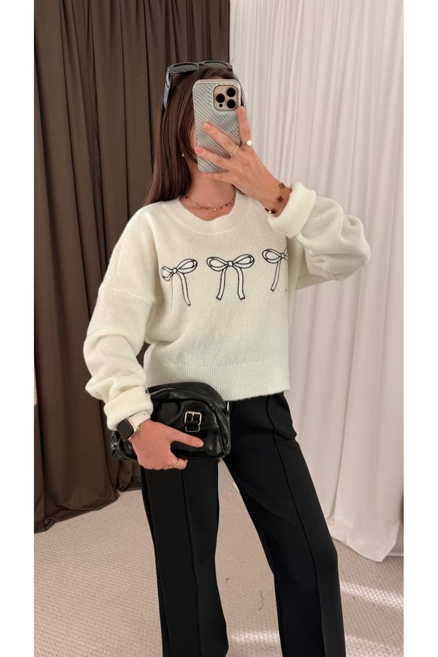 Bowknot Embroidered Half Turtleneck Knitwear Sweater - Ecru
