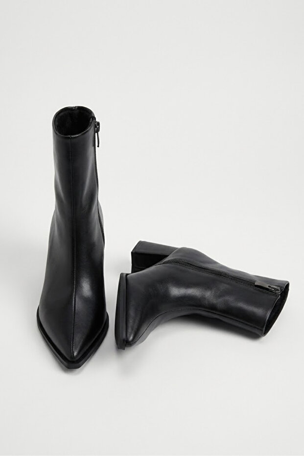Black Side Zipper Pointed Toe Flat Rubber Heeled Boots