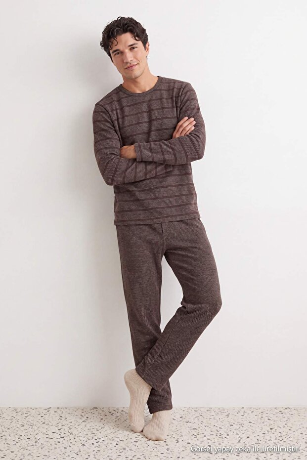 Kahverengi Regular Fit Çizgili Örme Pijama Takımı TMNAW27PT00058