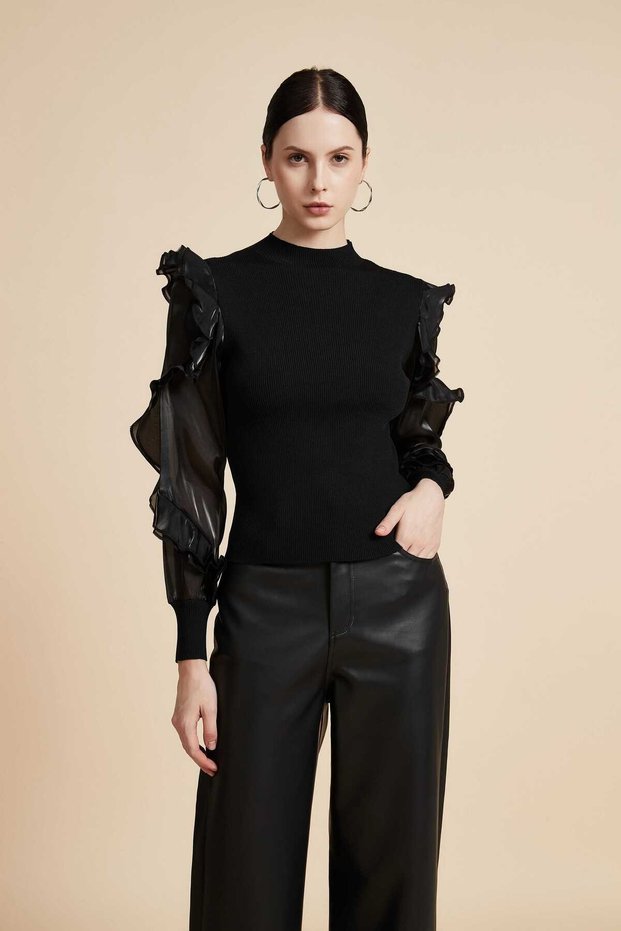 سترة رياضية بياقة عالية وأكمام طويلة