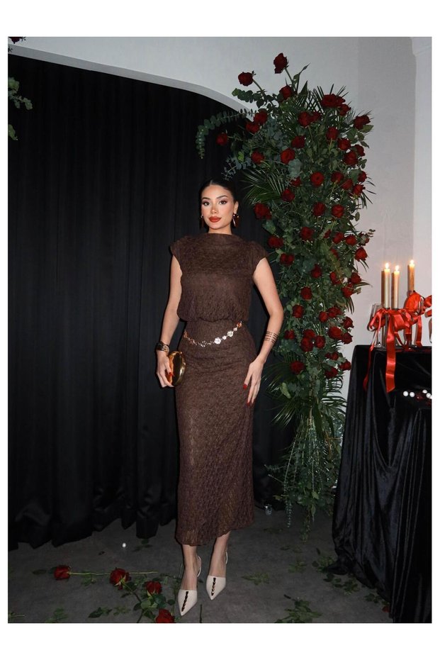 Sleeveless Waist-Fitted Lace Dress