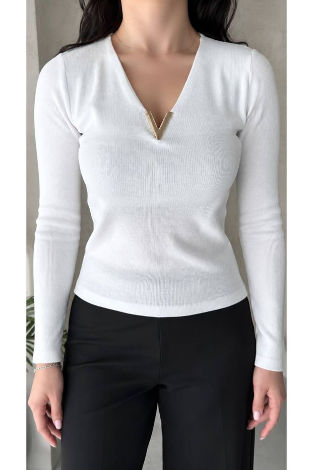 Women's White V-Neck Ribbed Knitted Blouse with Metal Accessories