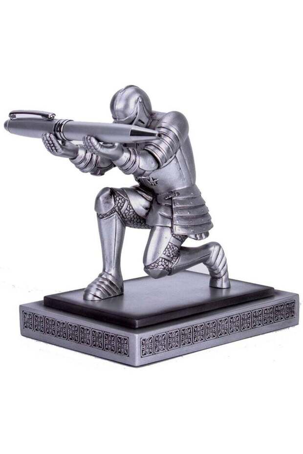 Knight Pen Holder Resin Statue, Kneeling Medieval Soldier Pen Stand, Decorative Desk Organizer