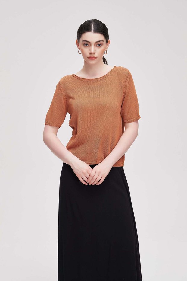 Short-Sleeved Round-Neck Top