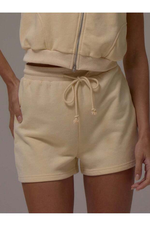 Shorts, yellow