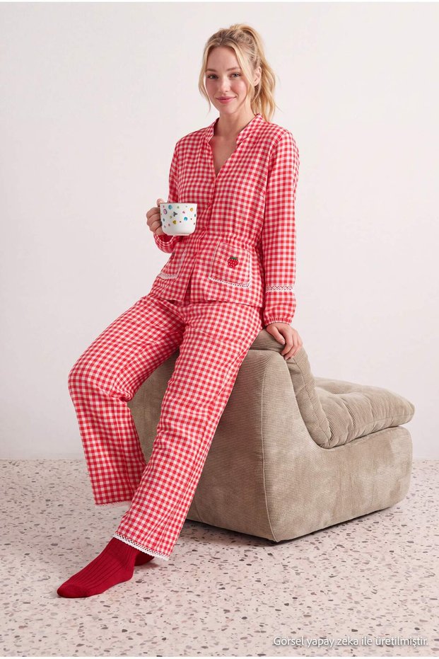 Kırmızı Pötikarali Çilek Nakışlı Viskon Dokuma Pijama Takımı THMAW27PT00087